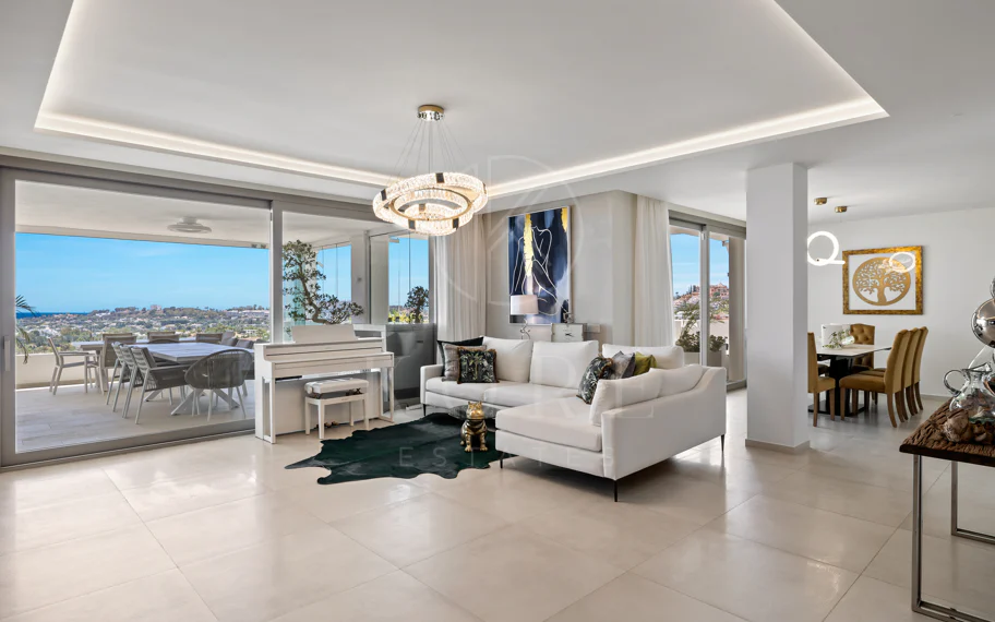 Exclusiva casa de lujo de 7 dormitorios en Nueva Andalucía con vistas al mar y a la montaña