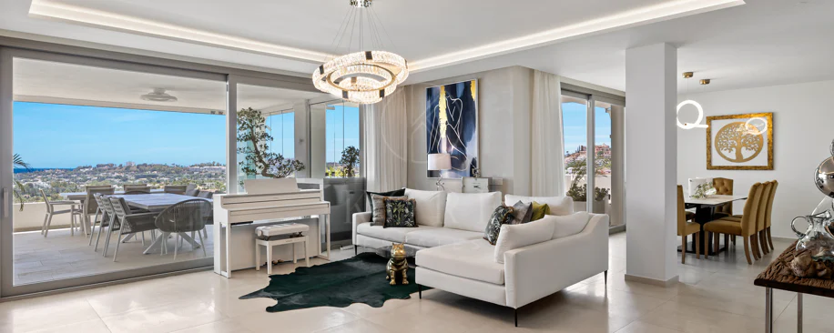 Exclusiva casa de lujo de 7 dormitorios en Nueva Andalucía con vistas al mar y a la montaña