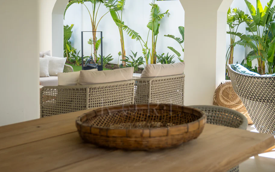 Elegancia Contemporánea a Pocos Pasos del Mar en Guadalmina Casasola, Marbella