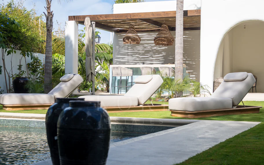 Elegancia Contemporánea a Pocos Pasos del Mar en Guadalmina Casasola, Marbella