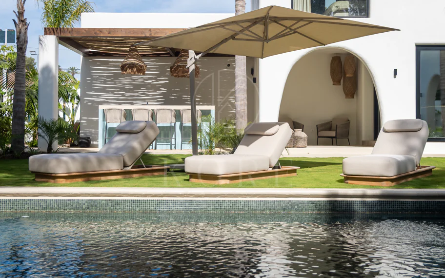 Elegancia Contemporánea a Pocos Pasos del Mar en Guadalmina Casasola, Marbella