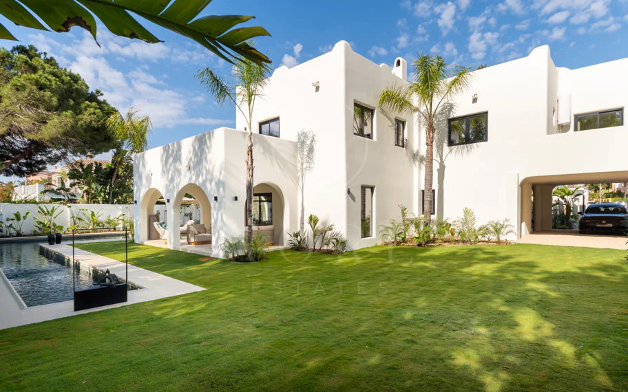 Elegancia Contemporánea a Pocos Pasos del Mar en Guadalmina Casasola, Marbella