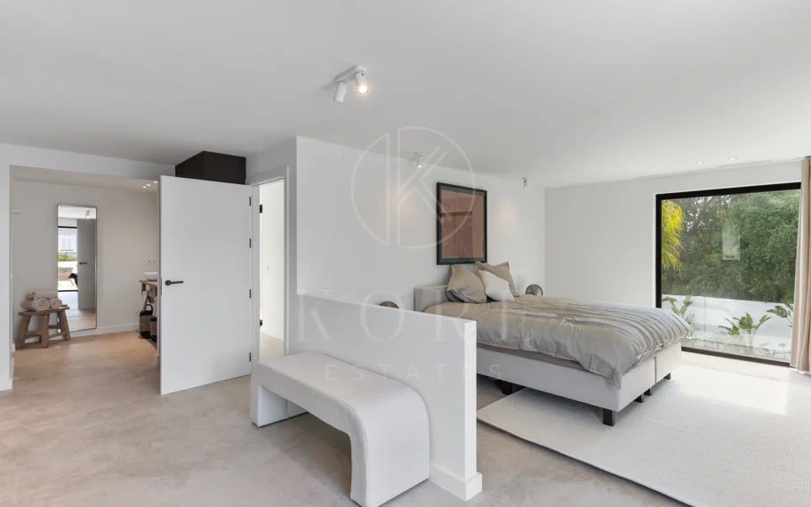 Elegancia Contemporánea a Pocos Pasos del Mar en Guadalmina Casasola, Marbella