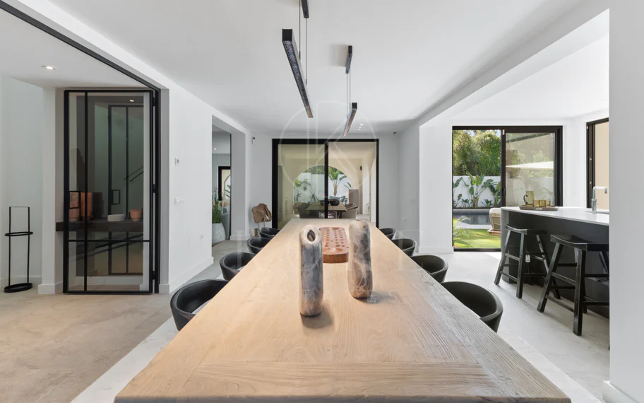 Elegancia Contemporánea a Pocos Pasos del Mar en Guadalmina Casasola, Marbella