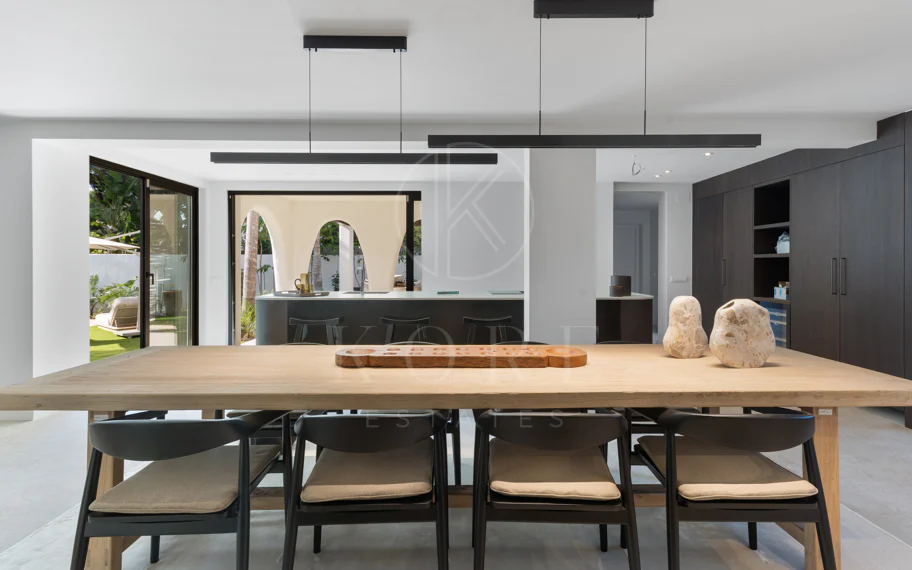 Elegancia Contemporánea a Pocos Pasos del Mar en Guadalmina Casasola, Marbella