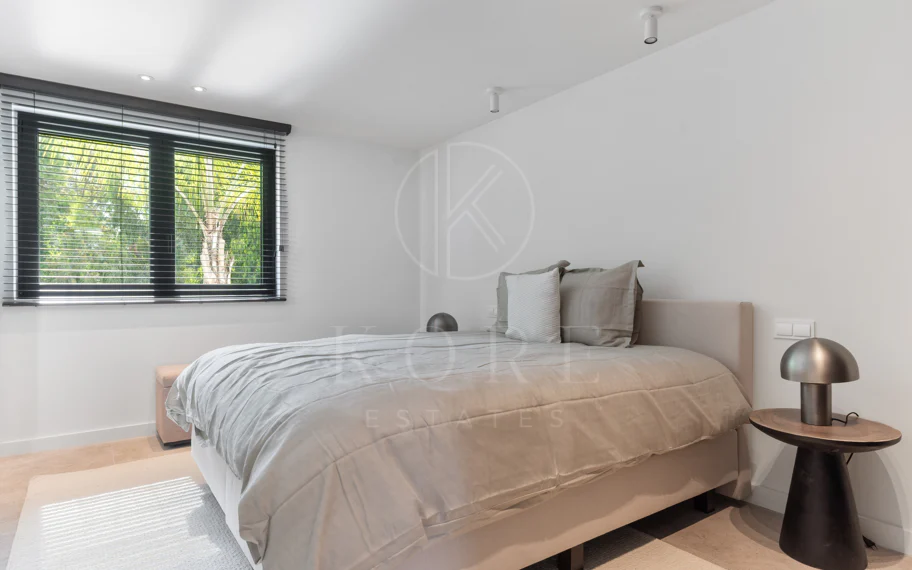 Elegancia Contemporánea a Pocos Pasos del Mar en Guadalmina Casasola, Marbella