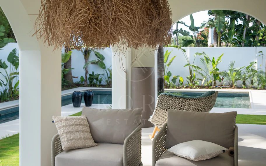 Elegancia Contemporánea a Pocos Pasos del Mar en Guadalmina Casasola, Marbella