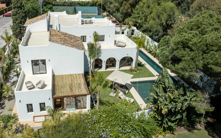 Elegancia Contemporánea a Pocos Pasos del Mar en Guadalmina Casasola, Marbella