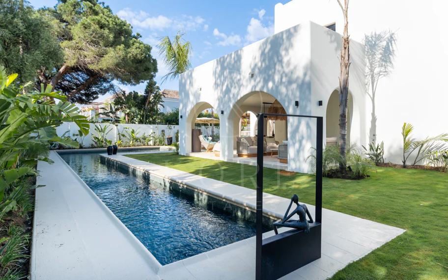 Elegancia Contemporánea a Pocos Pasos del Mar en Guadalmina Casasola, Marbella