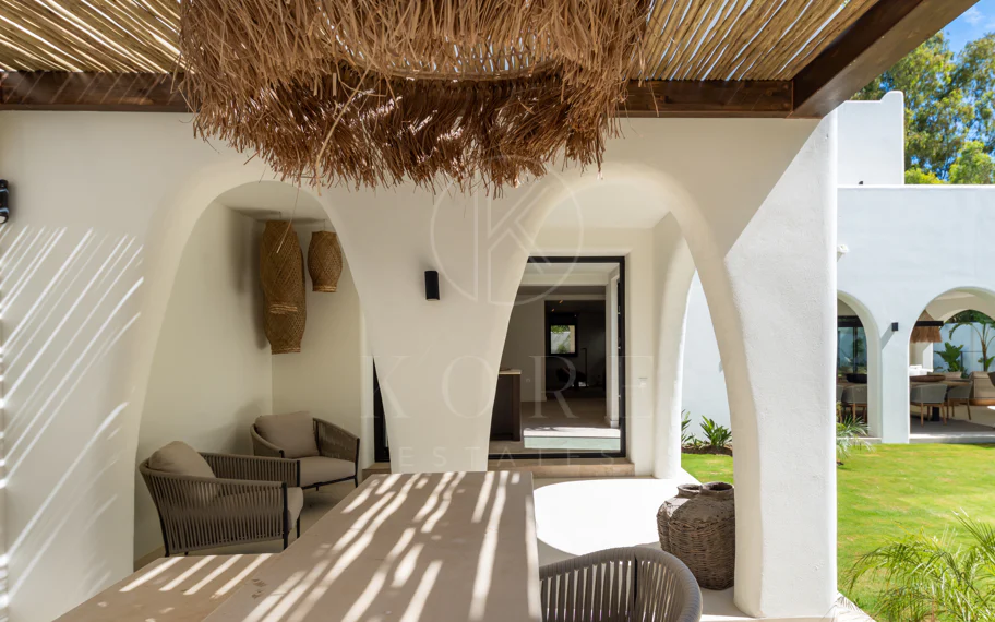 Elegancia Contemporánea a Pocos Pasos del Mar en Guadalmina Casasola, Marbella