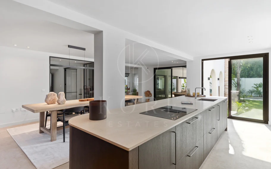 Elegancia Contemporánea a Pocos Pasos del Mar en Guadalmina Casasola, Marbella