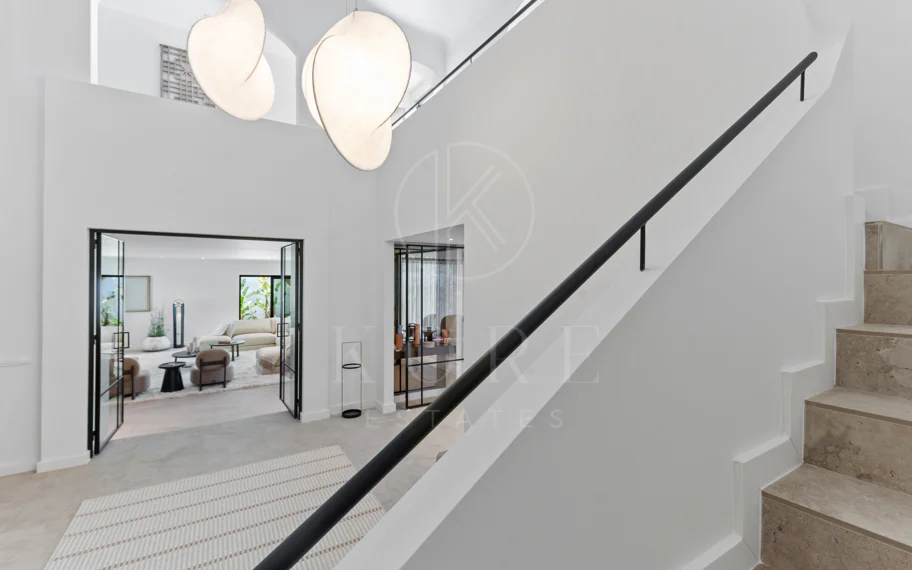 Elegancia Contemporánea a Pocos Pasos del Mar en Guadalmina Casasola, Marbella