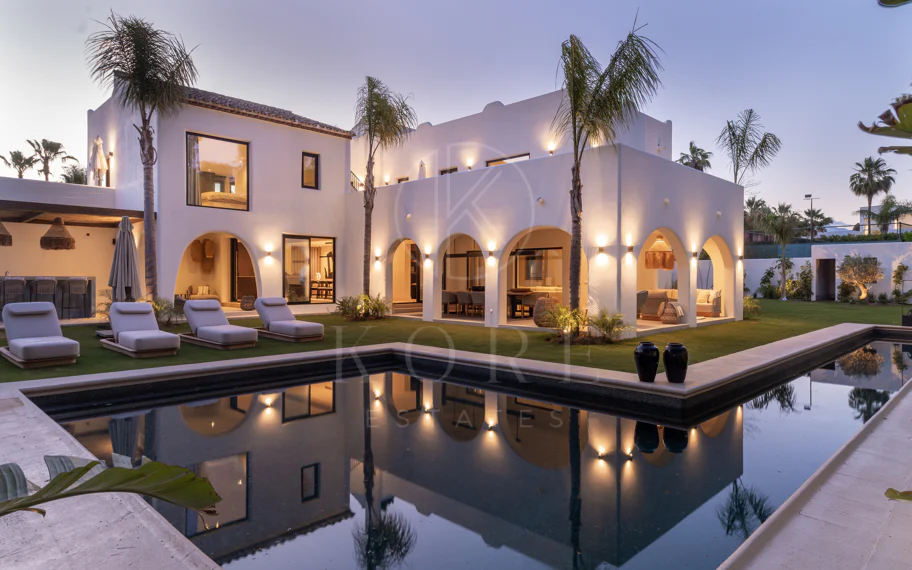Elegancia Contemporánea a Pocos Pasos del Mar en Guadalmina Casasola, Marbella
