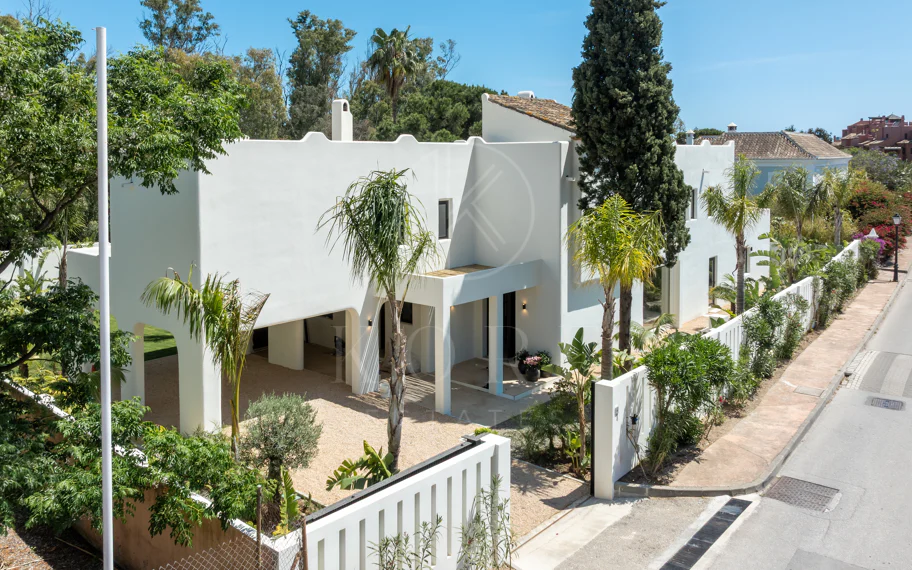 Elegancia Contemporánea a Pocos Pasos del Mar en Guadalmina Casasola, Marbella