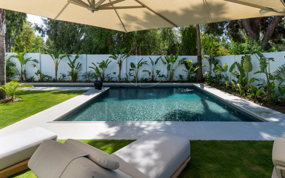 Elegancia Contemporánea a Pocos Pasos del Mar en Guadalmina Casasola, Marbella