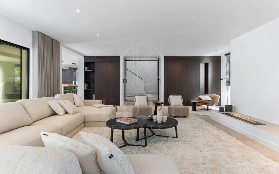 Elegancia Contemporánea a Pocos Pasos del Mar en Guadalmina Casasola, Marbella