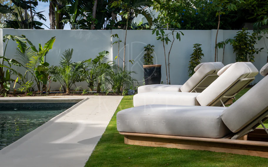 Elegancia Contemporánea a Pocos Pasos del Mar en Guadalmina Casasola, Marbella