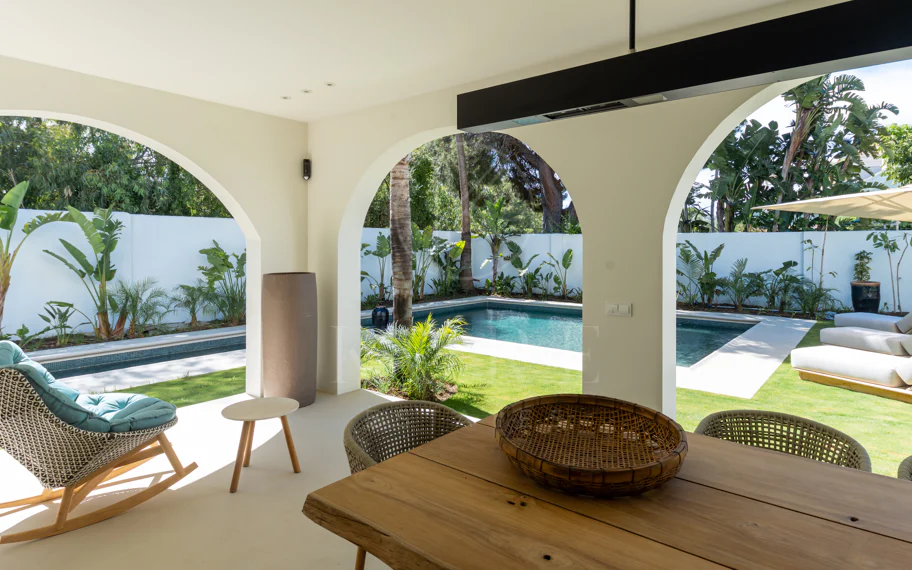Elegancia Contemporánea a Pocos Pasos del Mar en Guadalmina Casasola, Marbella