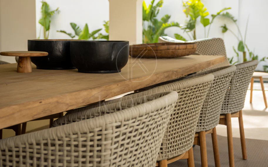 Elegancia Contemporánea a Pocos Pasos del Mar en Guadalmina Casasola, Marbella