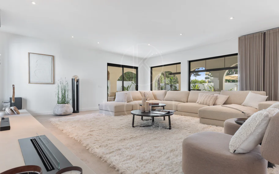 Elegancia Contemporánea a Pocos Pasos del Mar en Guadalmina Casasola, Marbella