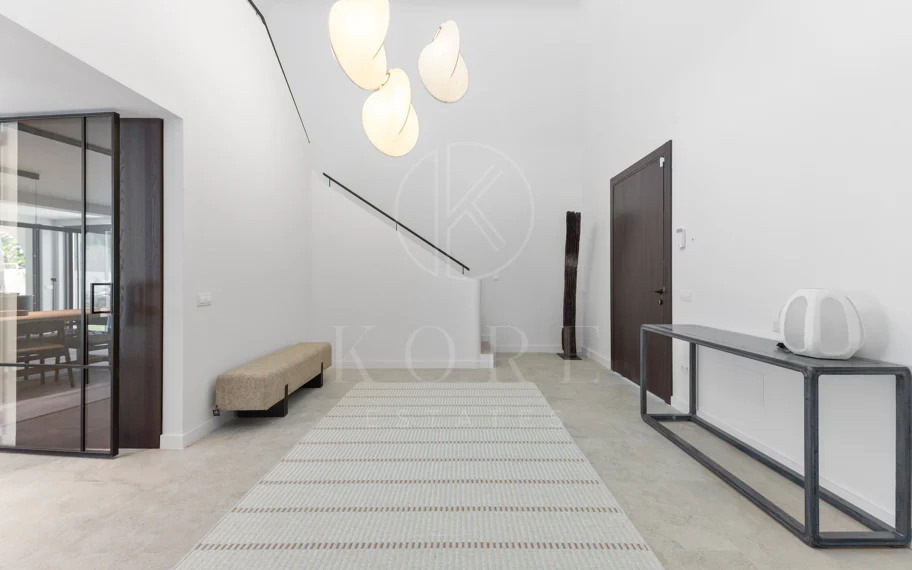 Elegancia Contemporánea a Pocos Pasos del Mar en Guadalmina Casasola, Marbella