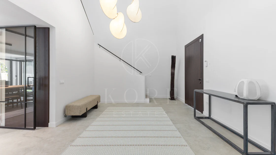 Contemporary Elegance Steps from the Sea in Guadalmina Casasola, Marbella