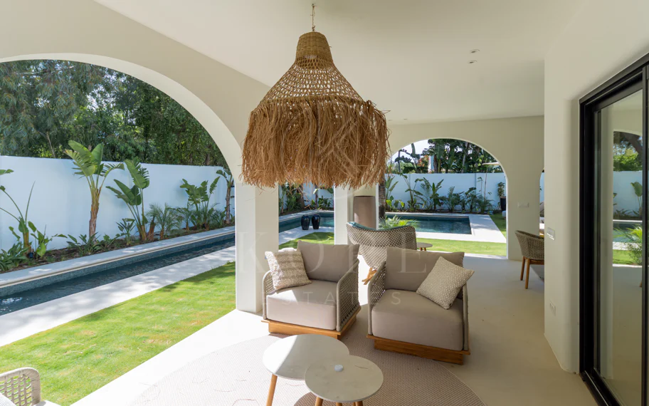 Elegancia Contemporánea a Pocos Pasos del Mar en Guadalmina Casasola, Marbella