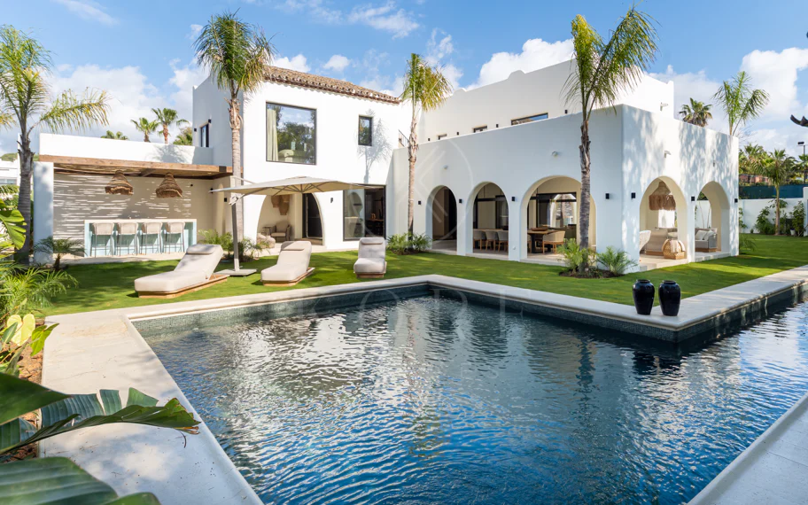 Elegancia Contemporánea a Pocos Pasos del Mar en Guadalmina Casasola, Marbella