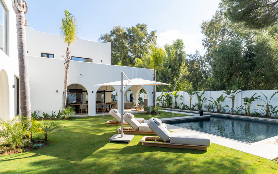 Elegancia Contemporánea a Pocos Pasos del Mar en Guadalmina Casasola, Marbella