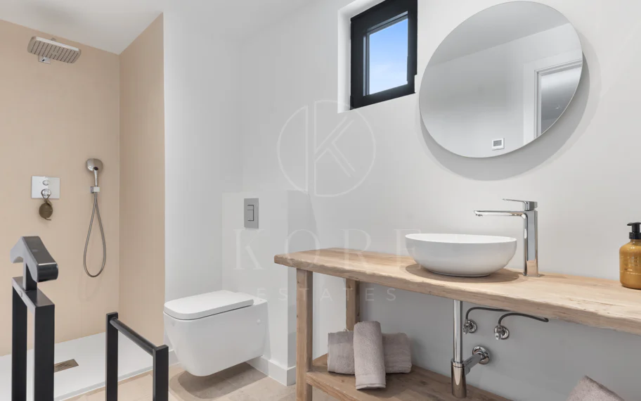 Elegancia Contemporánea a Pocos Pasos del Mar en Guadalmina Casasola, Marbella