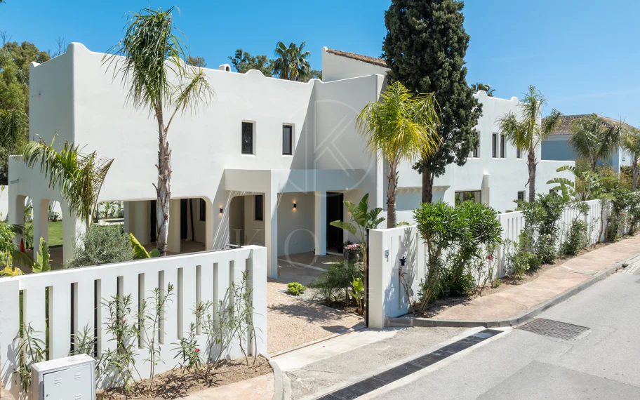 Elegancia Contemporánea a Pocos Pasos del Mar en Guadalmina Casasola, Marbella