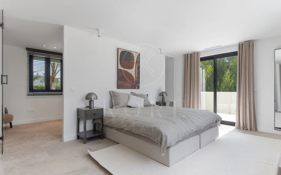 Elegancia Contemporánea a Pocos Pasos del Mar en Guadalmina Casasola, Marbella