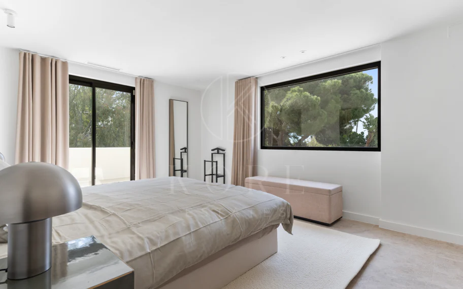 Elegancia Contemporánea a Pocos Pasos del Mar en Guadalmina Casasola, Marbella