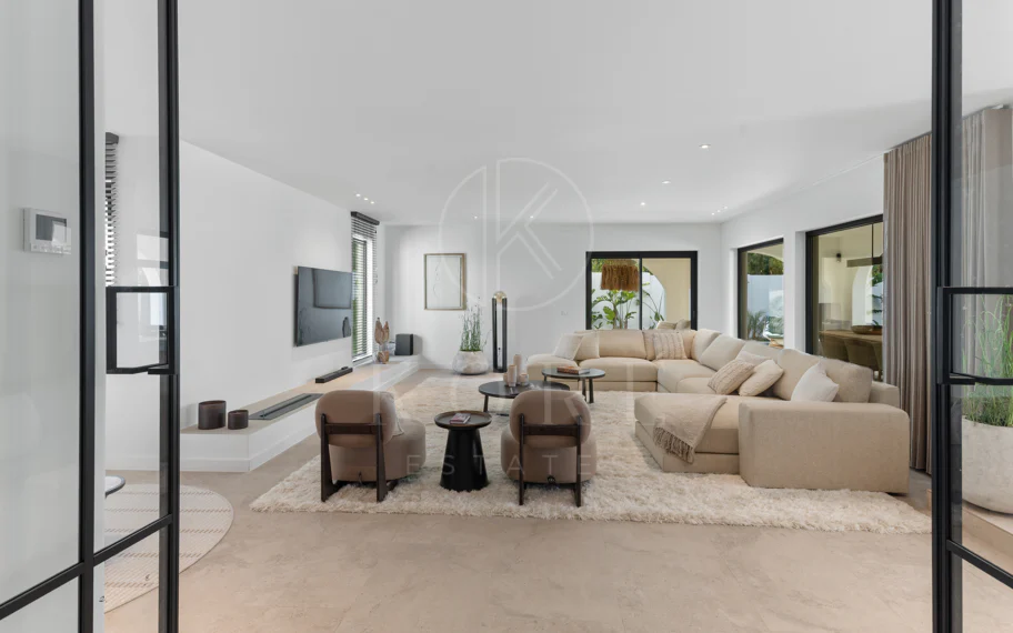 Elegancia Contemporánea a Pocos Pasos del Mar en Guadalmina Casasola, Marbella