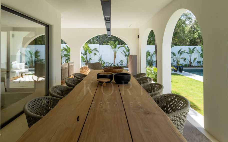 Elegancia Contemporánea a Pocos Pasos del Mar en Guadalmina Casasola, Marbella