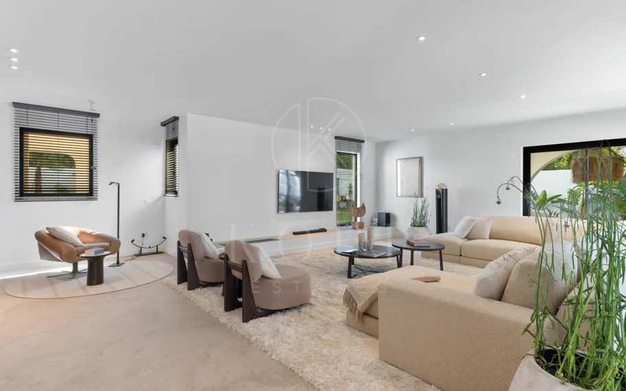 Elegancia Contemporánea a Pocos Pasos del Mar en Guadalmina Casasola, Marbella
