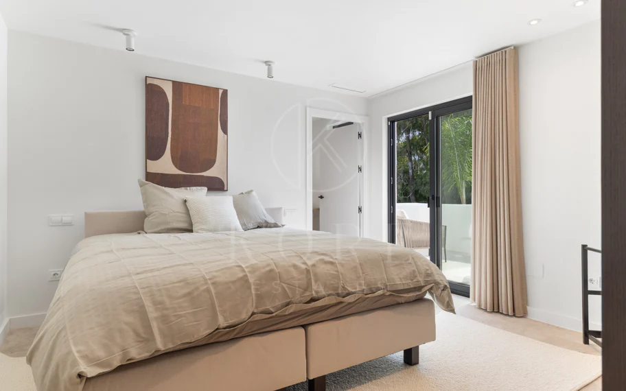 Elegancia Contemporánea a Pocos Pasos del Mar en Guadalmina Casasola, Marbella