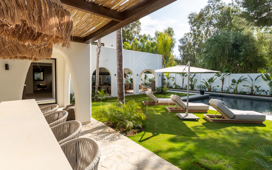Elegancia Contemporánea a Pocos Pasos del Mar en Guadalmina Casasola, Marbella
