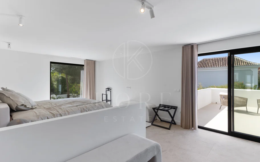 Elegancia Contemporánea a Pocos Pasos del Mar en Guadalmina Casasola, Marbella