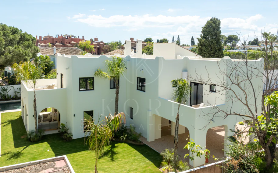 Elegancia Contemporánea a Pocos Pasos del Mar en Guadalmina Casasola, Marbella