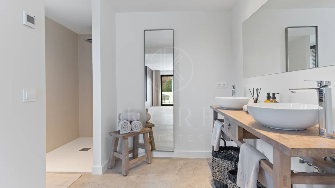 Contemporary Elegance Steps from the Sea in Guadalmina Casasola, Marbella