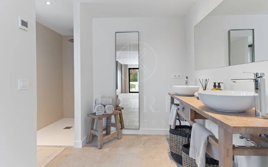 Elegancia Contemporánea a Pocos Pasos del Mar en Guadalmina Casasola, Marbella