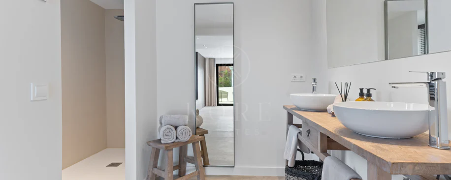 Contemporary Elegance Steps from the Sea in Guadalmina Casasola, Marbella