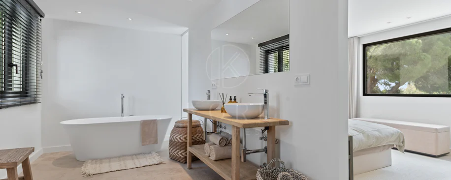 Contemporary Elegance Steps from the Sea in Guadalmina Casasola, Marbella