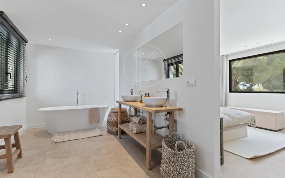 Elegancia Contemporánea a Pocos Pasos del Mar en Guadalmina Casasola, Marbella