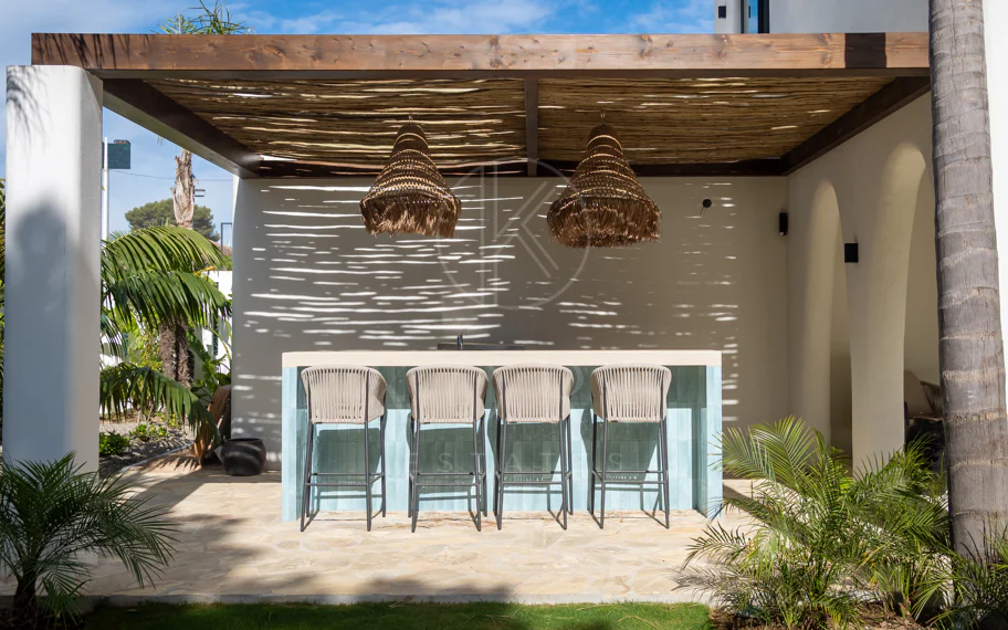 Elegancia Contemporánea a Pocos Pasos del Mar en Guadalmina Casasola, Marbella