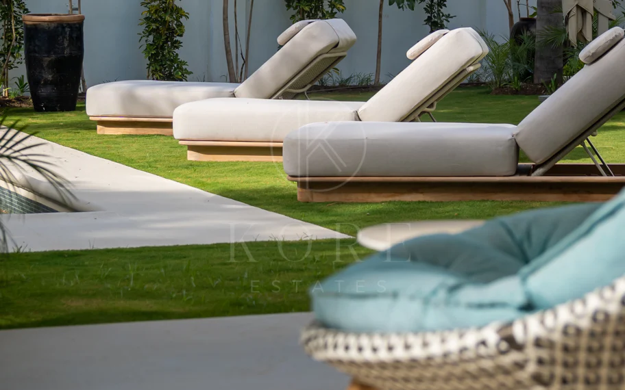 Elegancia Contemporánea a Pocos Pasos del Mar en Guadalmina Casasola, Marbella