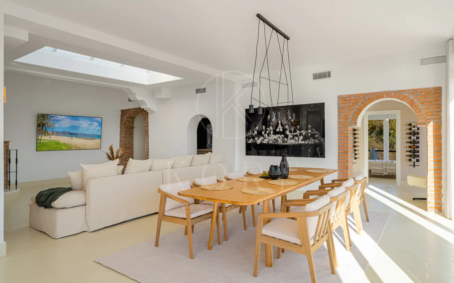 Elegante villa andaluza con vistas panorámicas al mar y a la montaña en El Madroñal