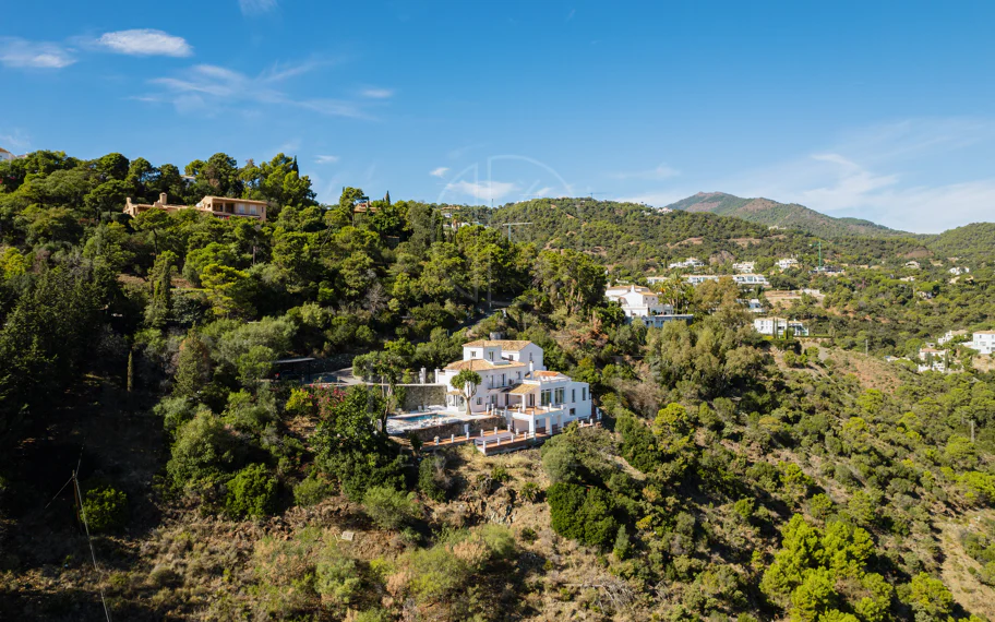Elegante villa andaluza con vistas panorámicas al mar y a la montaña en El Madroñal