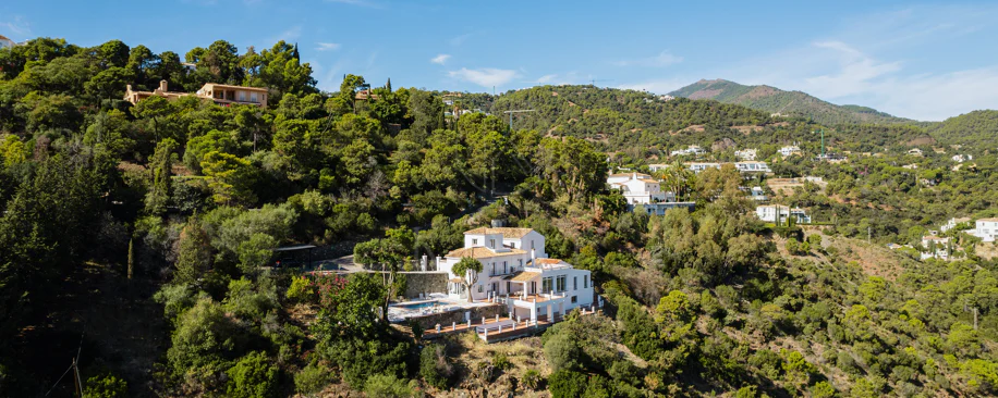 Vilă elegantă andaluză cu vedere panoramică la mare şi munţi în El Madroñal
